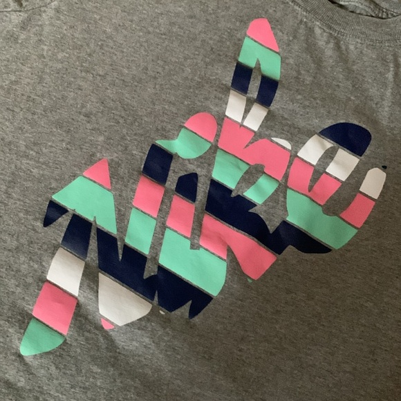 Selling a Nike teeshirt, main colours are grey and pink. Size US large - Picture 2 of 3